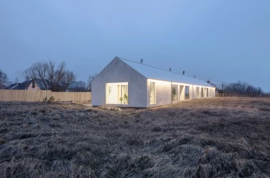 Salt House design a response to the unique climate of the Latvian coast 盐房设计了对拉脱维亚海岸的独特气候的回应