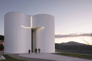 Mario Cucinella Architects complete the solitary, serene, and monolithic Santa Maria Goretti Church 由专筑网yumi, vigo编译Mario Cucinella建筑事务所完成了孤独、宁静、巨大的圣玛利亚戈莱蒂教堂