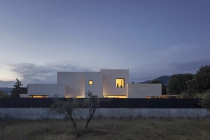 Gesep House by Jaime Prous Architects mixes the cutting-edge with traditional farmhouse principles Jaime Prous Architects设计的Gesep住宅融合了前沿与传统农舍的原则