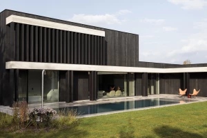 Villa RS by JUMA Architects employs charred wooden cladding and horizontally oriented planes to blend with the Belgian landscape Juma Architects的Villa RS雇用烧焦的木制覆层和水平定向的飞机与比利时的景观融合