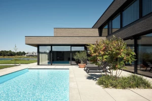 Villa J-M offers a place of refuge that balances privacy with panoramic views Villa J-M提供了一个避难所,可以平衡隐私与全景视图
