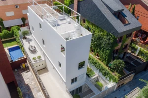 Murado & Elvira Architects get inventive with small outdoor spaces on a narrow lot Murado & Elvira Architects get inventive with small outdoor spaces on a narrow lot