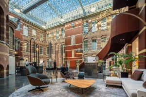 Amsterdam’s iconic Droogbak building transformed into a 21st-century office space for a prestigious law firm 阿姆斯特丹的标志性德鲁巴克大楼变成了一家享有声望的律师事务所的21世纪办公空间