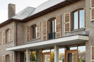 Renovated hacienda-style villa in Belgium respects its history while exploring form and materials 在比利时翻新的庄园风格的别墅尊重其历史,同时探索形式和材料