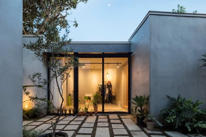 Folding screen row house in Daita